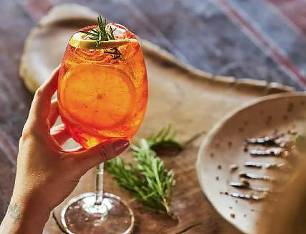 Drink autoral com laranja e alecrim